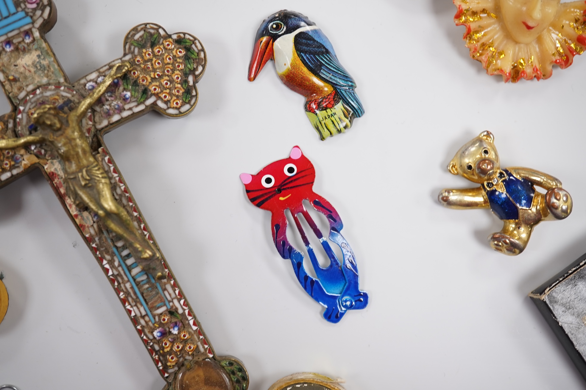 Objects of vertu and miscellaneous items to include mosaic cross, enamel jewels and brooches